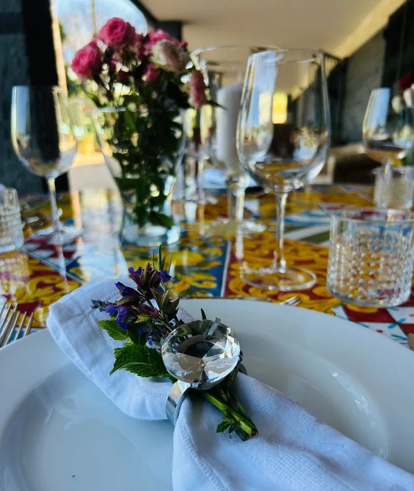 Guest table among the palm trees