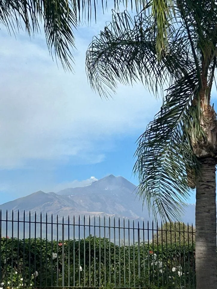 El Etna visto desde el jardín